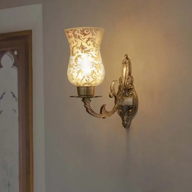 wallmantra-traditional-antique-brass-finished-etched-glass-1-light-wall-sconce-F6D1-large.webp